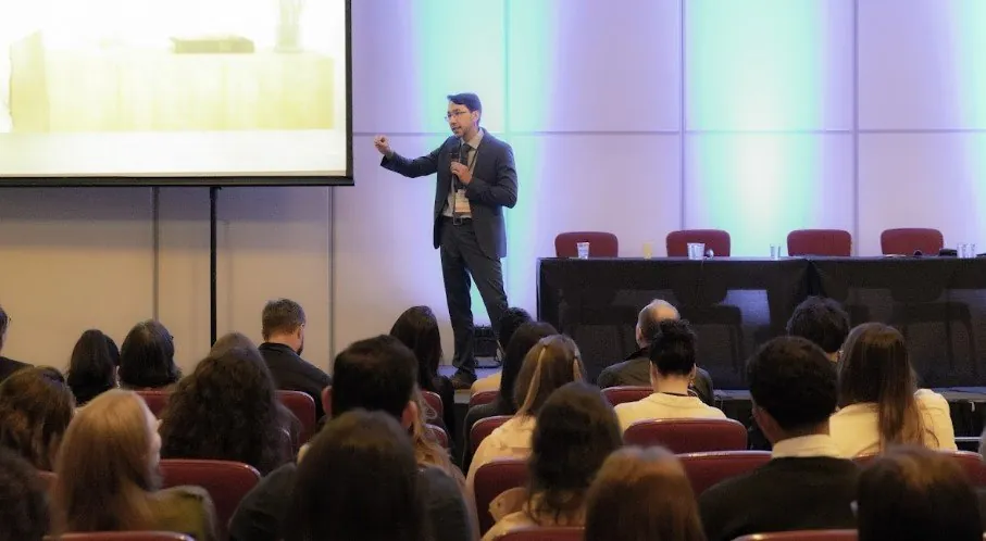 Dr. Ricardo Kobayashi palestrando para um auditório lotado em um congresso